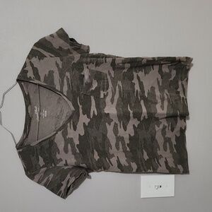 Universal Thread Womans Camo Print V-neck Short Sleeve Top Sz XS